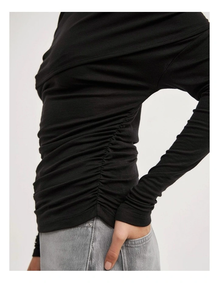 Off Shoulder Long-sleeve Top in Black image 4