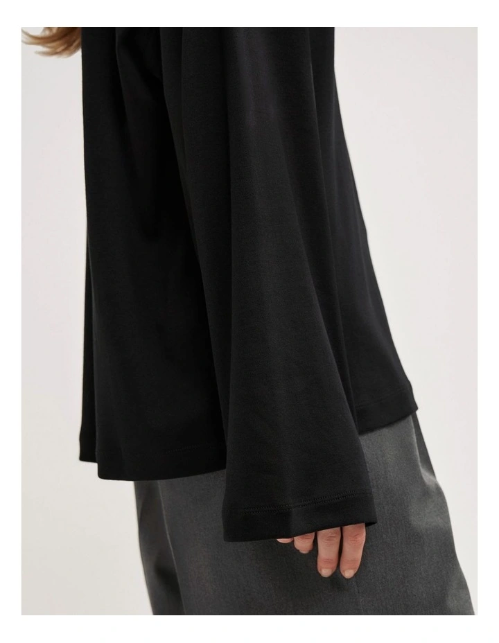 Crew Neck Long-sleeve T-shirt in Black image 3