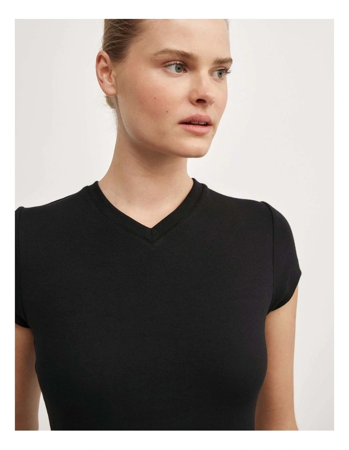 High V-neck T-shirt in Black image 3
