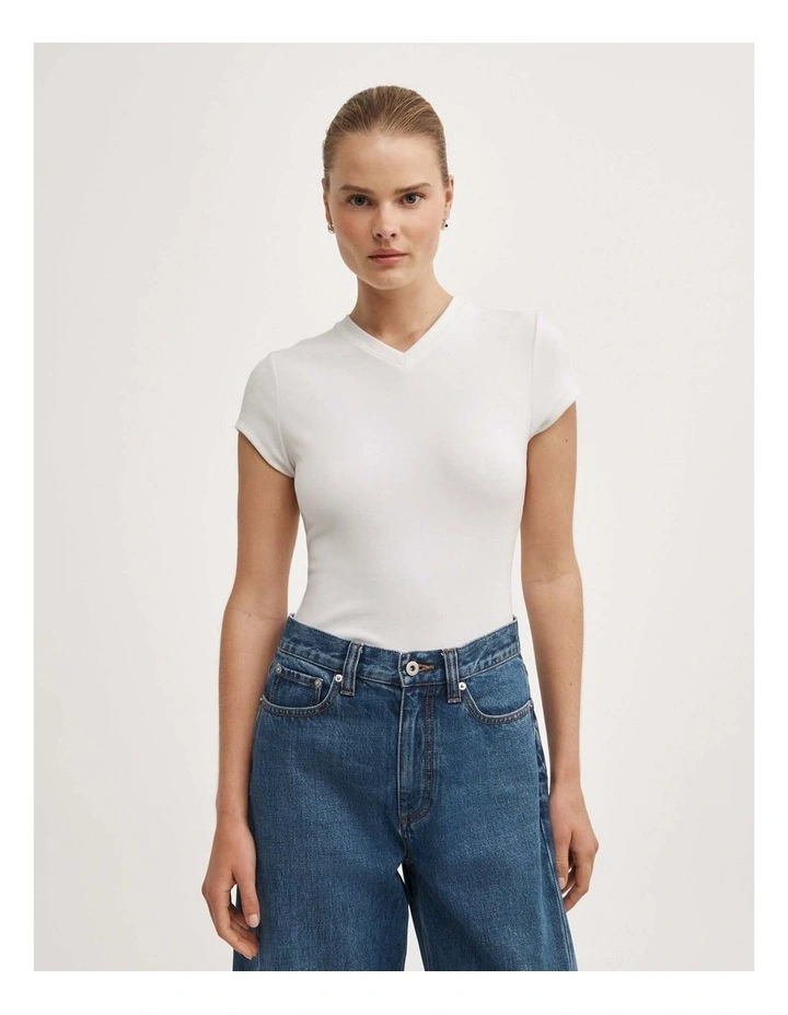 High V-neck T-shirt in Fresh White image 4