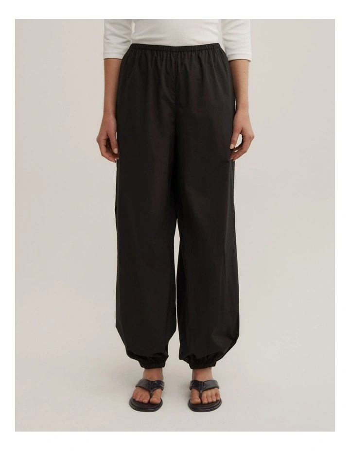 Relaxed Balloon Pant in Black image 2
