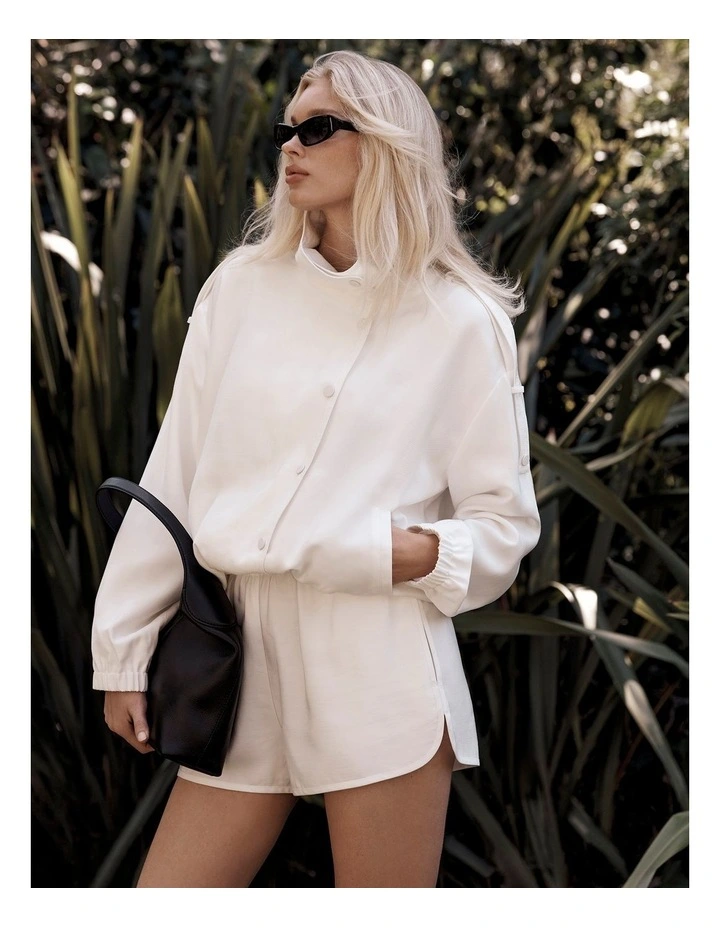 Soft Shorts in Fresh White image 2
