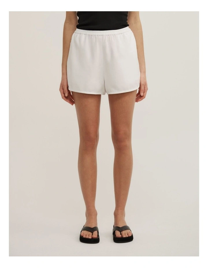 Soft Shorts in Fresh White image 3