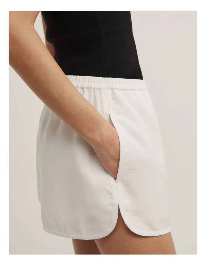 Soft Shorts in Fresh White image 4