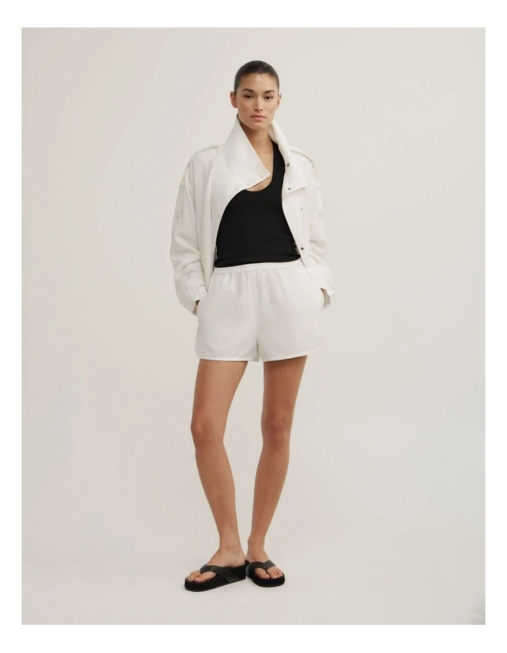 Soft Shorts in Fresh White image 5