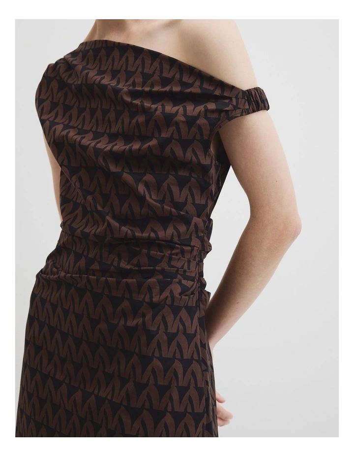 Print Off-shoulder Midi Dress in Cocoa Batik Geo image 3