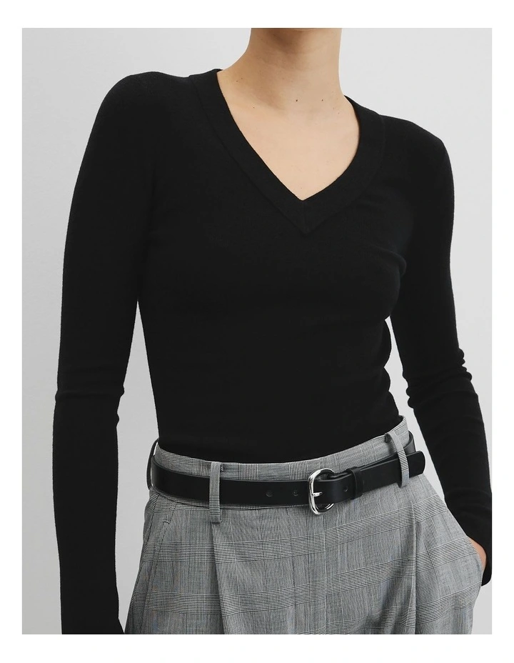 Wool Silk V-neck Neck in Black image 2