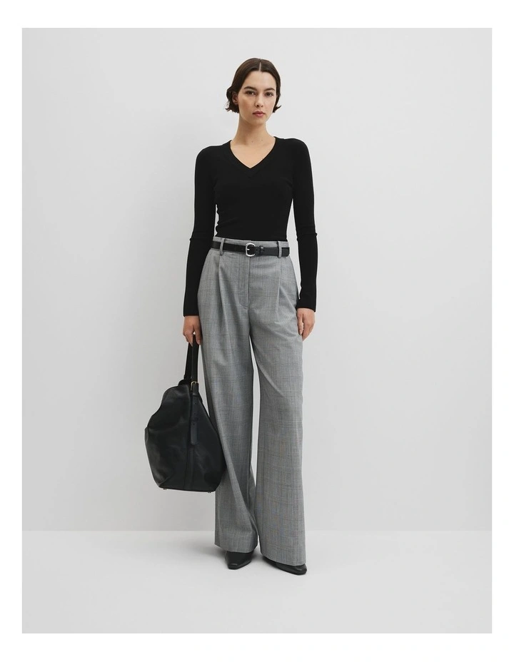 Wool Silk V-neck Neck in Black image 3