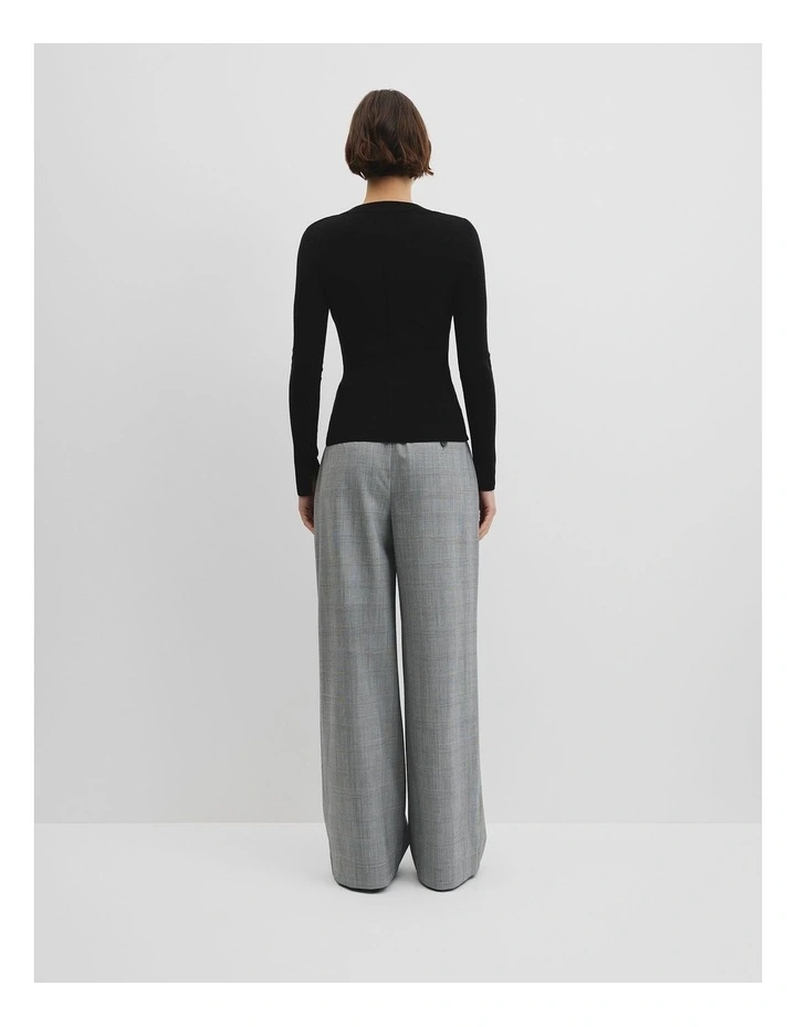 Wool Silk V-neck Neck in Black image 4