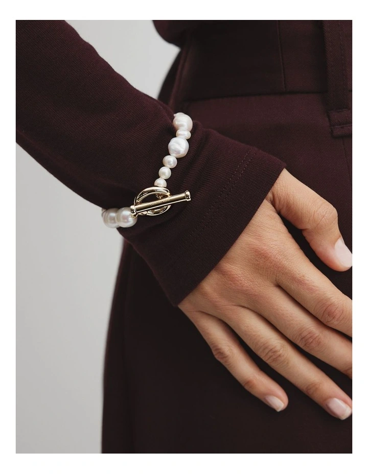 Lila Freshwater Pearl Bracelet in Gold image 3