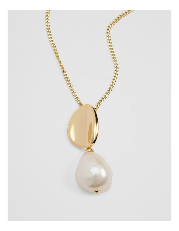 Ada Pendant Necklace in Gold image 3