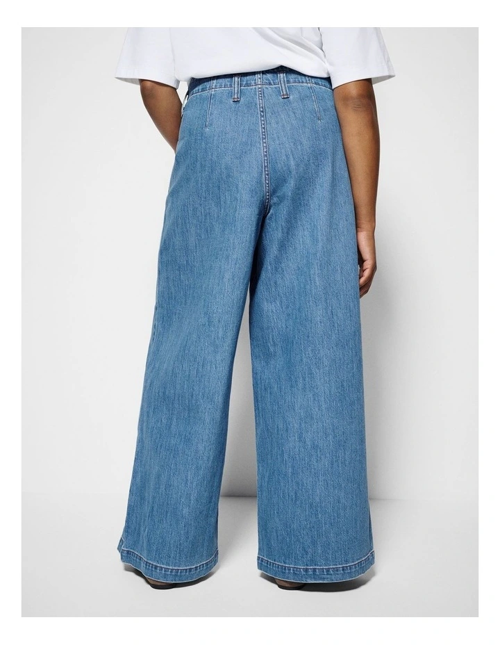 Side Pocket Jean in Light Blue Wash image 4