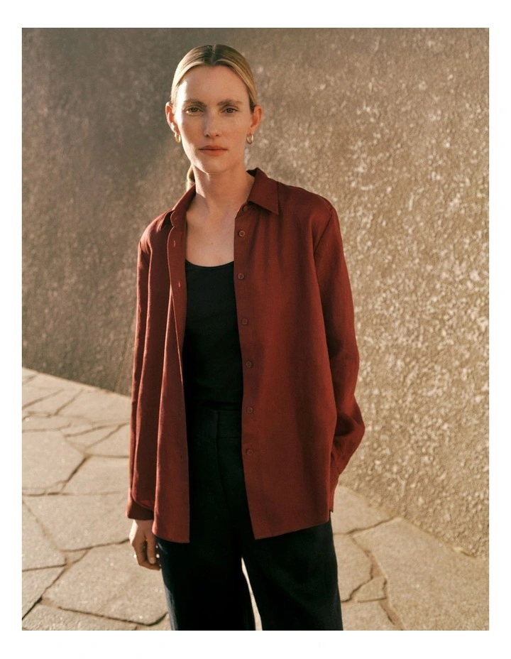 Linen Classic Shirt in Deep Red image 2