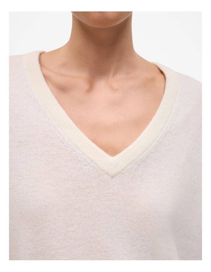 Cashmere Relaxed V-neck in Ivory image 4