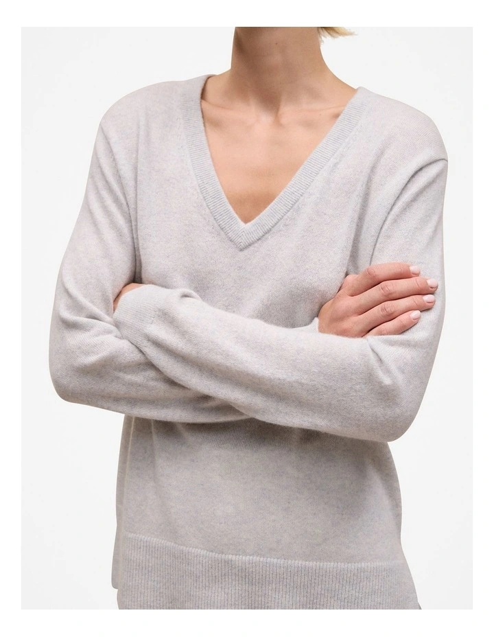 Cashmere Relaxed V-neck in Grey Melange image 3