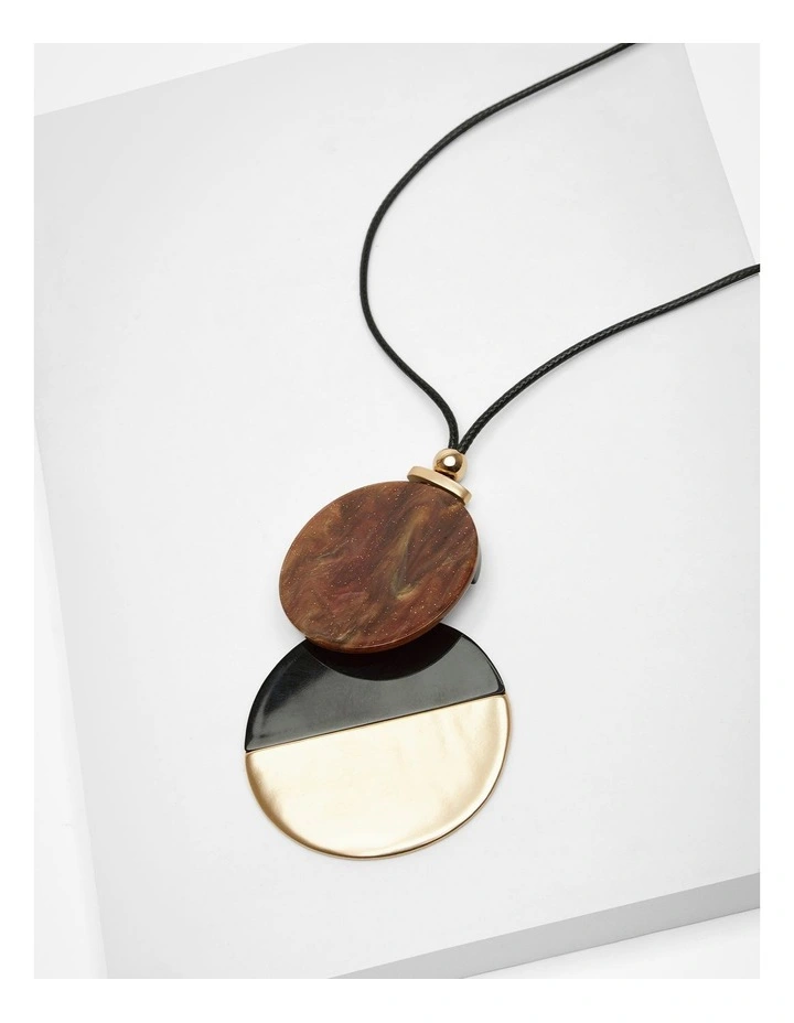 Resin Circle Pendant Necklace in Multi image 3