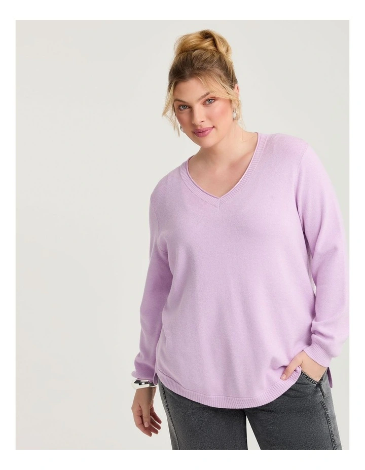 Curved Hem V-neck Jumper in Pink Lavender image 3