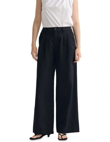 Sonia Pant in Black
