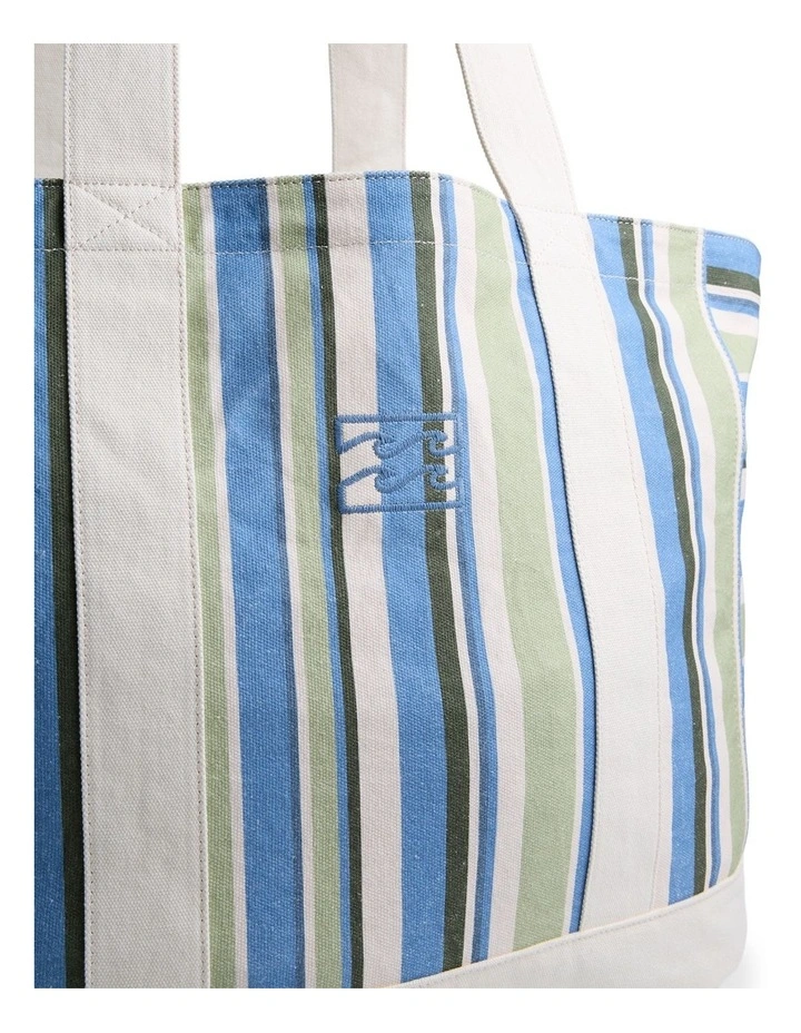 Horizon Kiss Tote Bag in Blue Horizon image 4