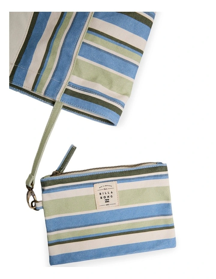 Horizon Kiss Tote Bag in Blue Horizon image 5