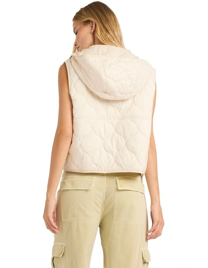 Cliffs Quilted Lightweight Vest in Whitecap image 2