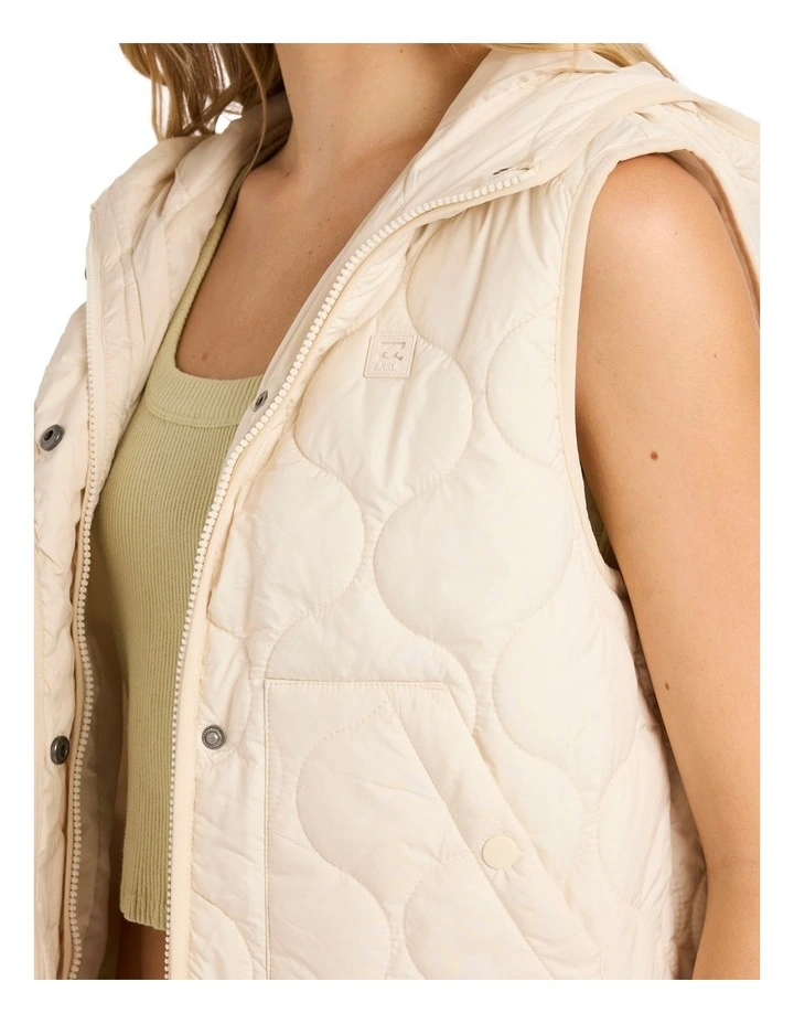 Cliffs Quilted Lightweight Vest in Whitecap image 4