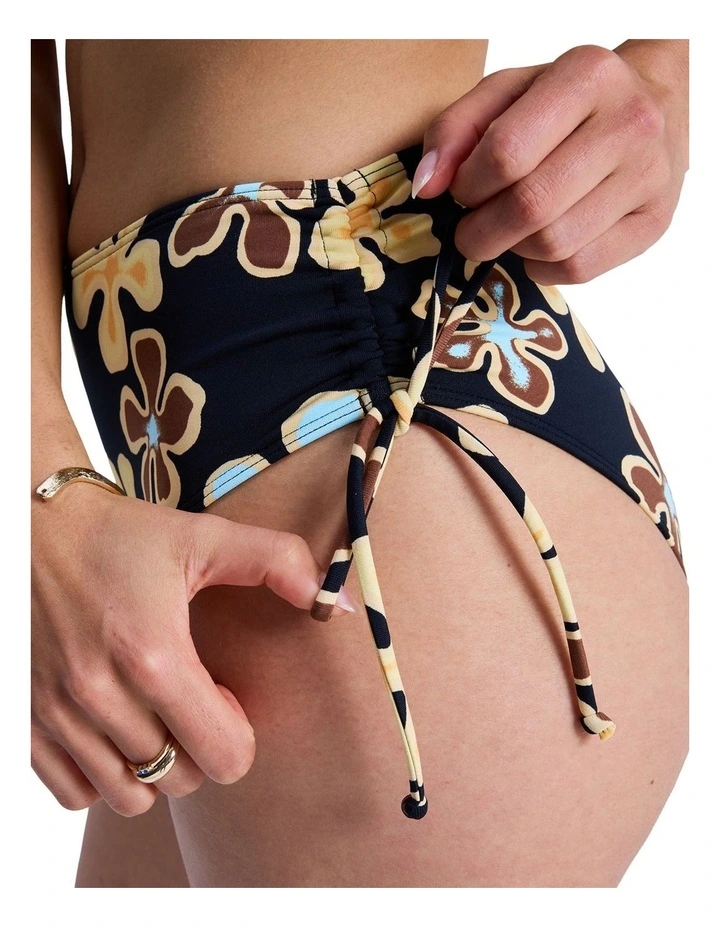 Nostalgic Feel Mid Waist Clessic Bikini Bottom in Multi image 4