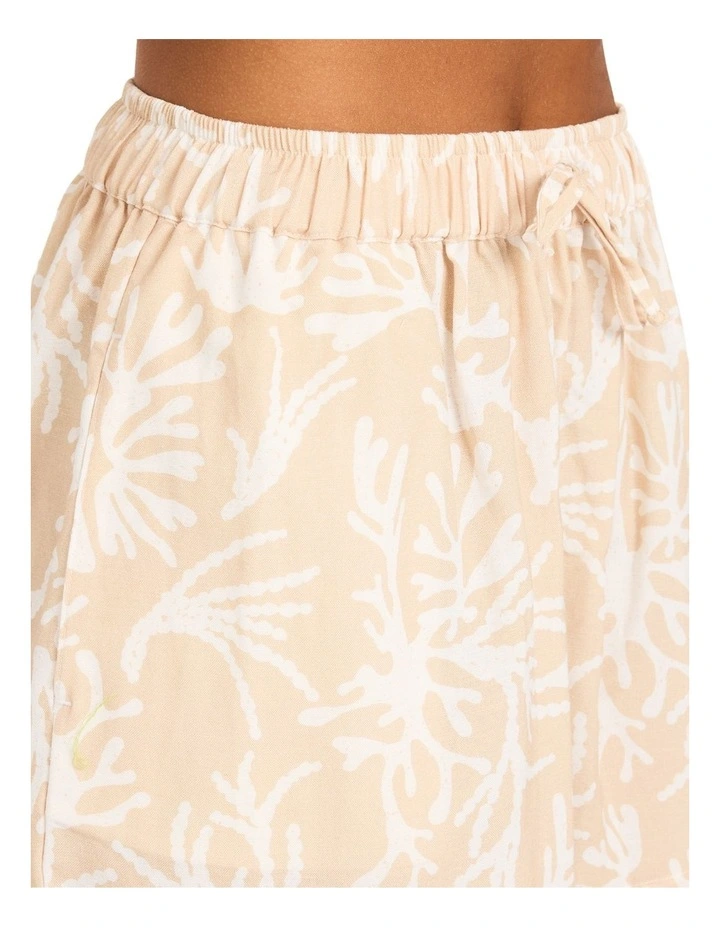 Coral Cove Shorts In Pebble image 4