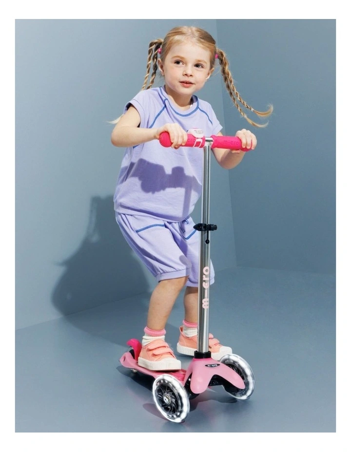 Mini Deluxe Glow LED Plus 3 Wheel Scooter in Frosty Pink image 3