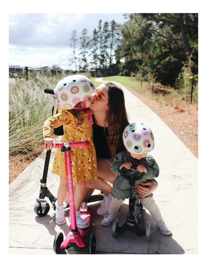 S / Doodle Dot Pattern Bike Helmet in White image 2