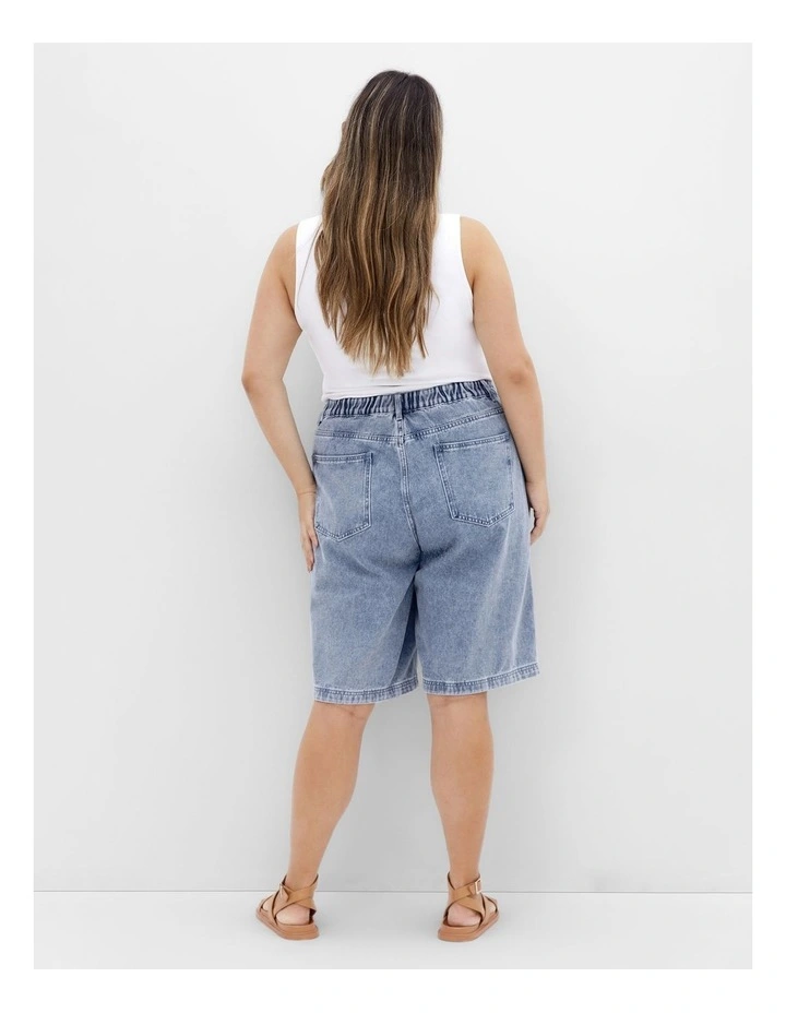 Relax Short in Mid Denim image 2