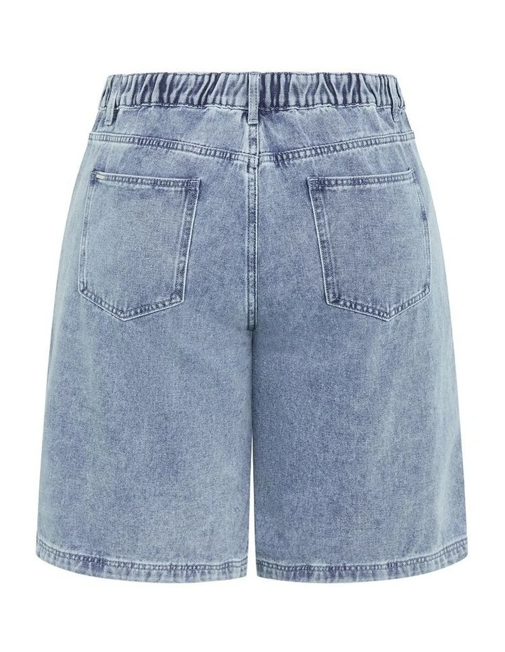 Relax Short in Mid Denim image 4