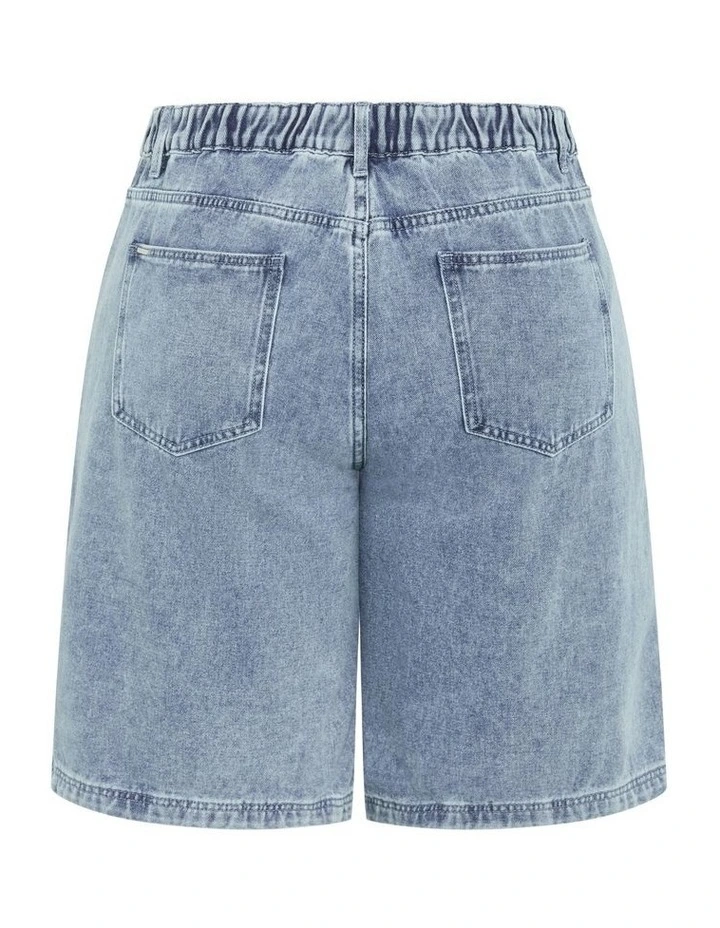 Relax Short in Mid Denim image 5