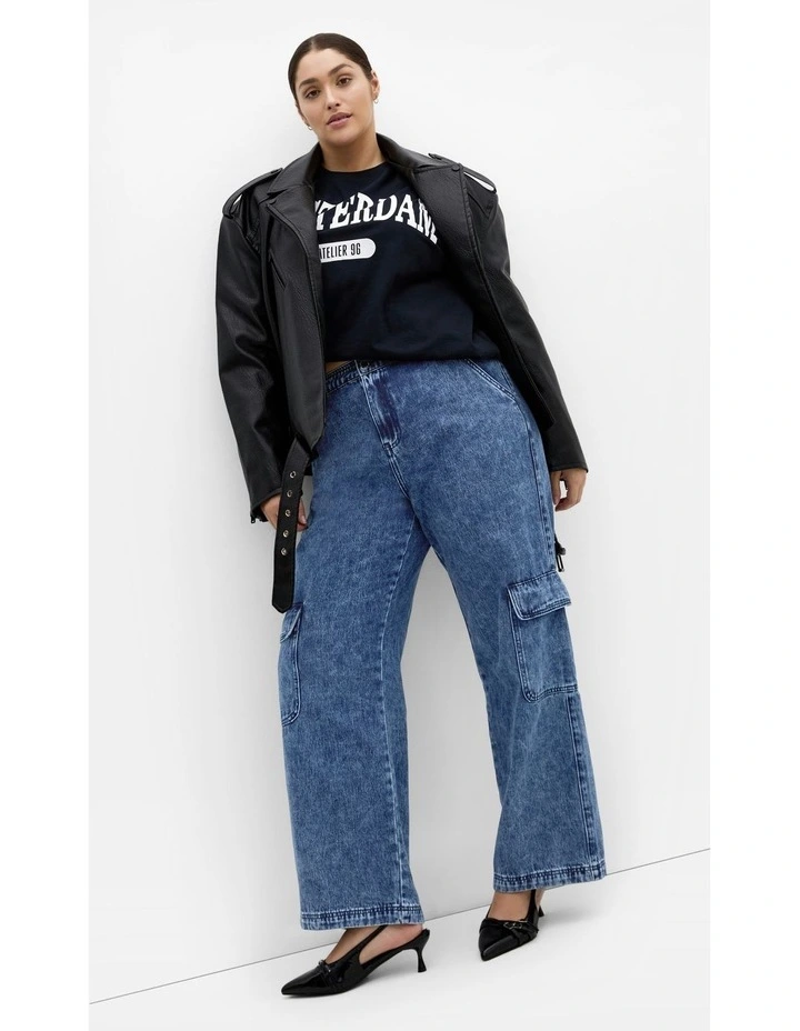 Harley Fit Cargo Detail Jeans in Mid Denim image 3