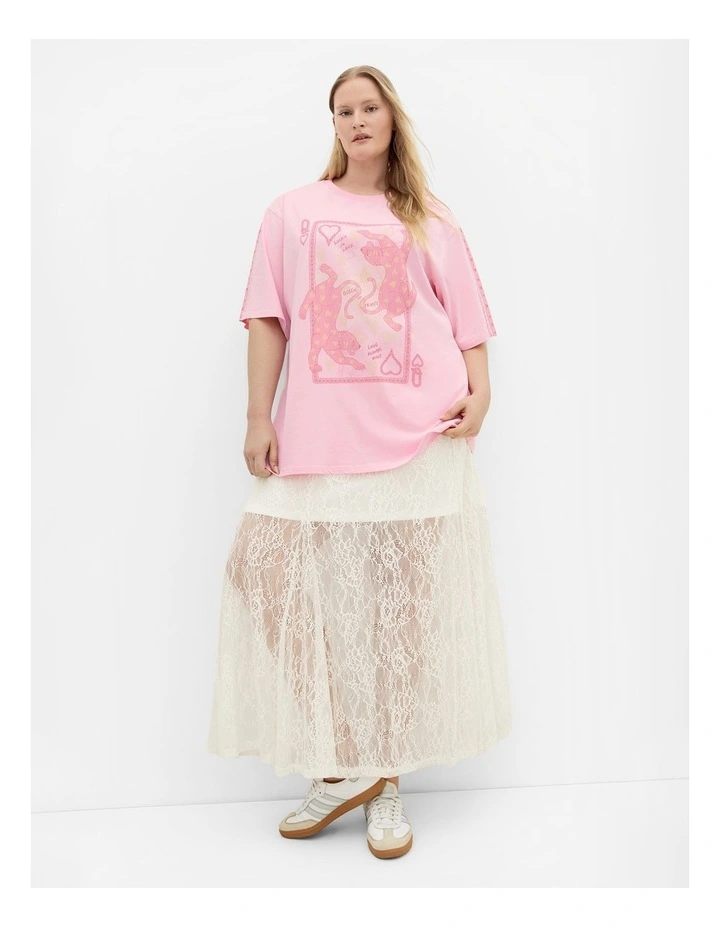Queen Of Hearts Oversized Tee in Pink image 1