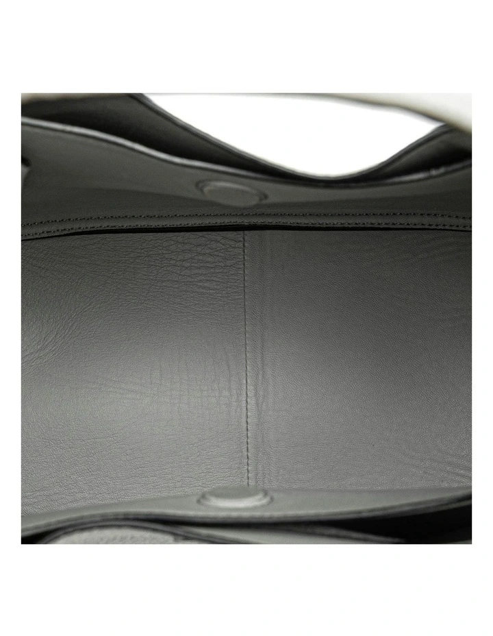 ReEdition 2005 Shoulder Bag Pre-Loved image 4