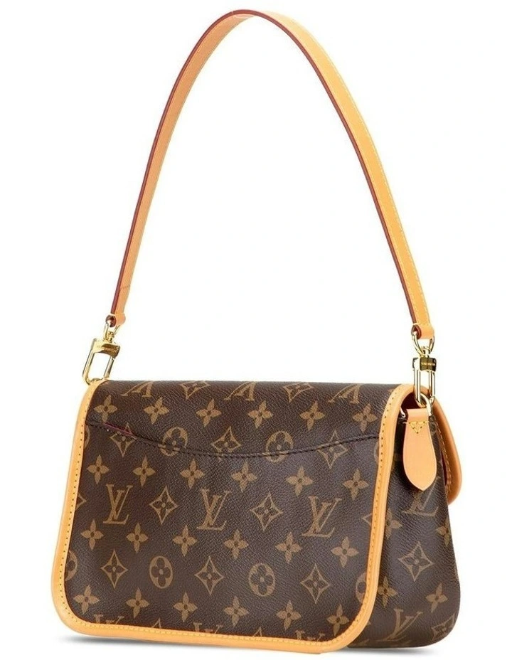 Elegant Shoulder Bag with Adjustable Strap for Everyday Use Pre-Loved image 2