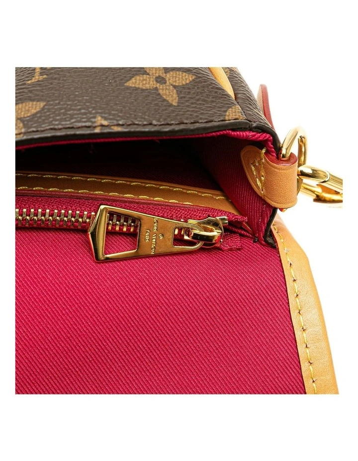 Elegant Shoulder Bag with Adjustable Strap for Everyday Use Pre-Loved image 5