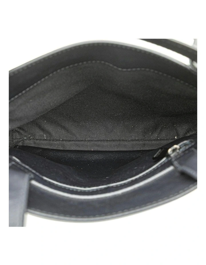 Bottega Veneta Elegant Leather  Pre-Loved Crossbody Bag with Woven Detail in Black (Azura Fashion Group ABN 30 617 598 651) image 4