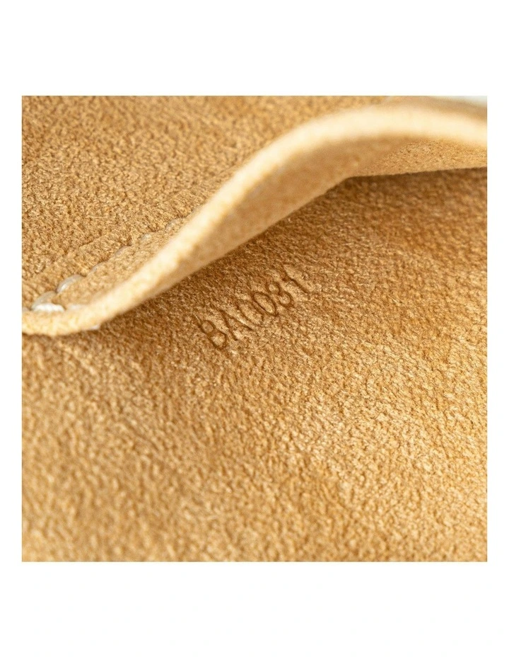 Fashionable Dome Handbag in White image 6