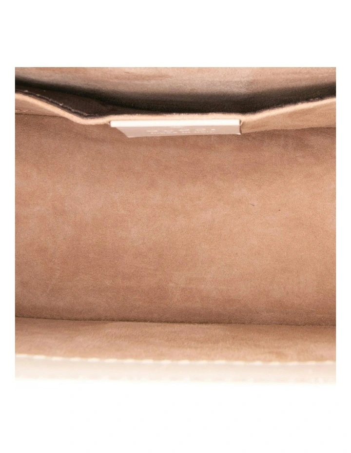 Gucci Elegant Top Handle Bag in White image 4