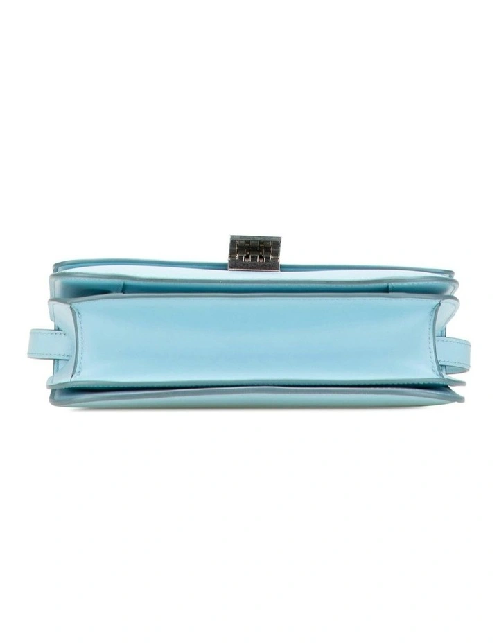 Classic Leather Shoulder Bag in Blue Pre-Loved (Fashion Group ABN 30 617 598 651) image 3