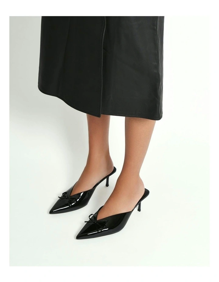Betsy Mid Heels Crinkle Patent in Black image 7