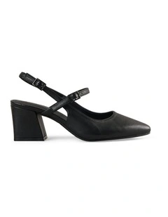 Manon Heel in Black