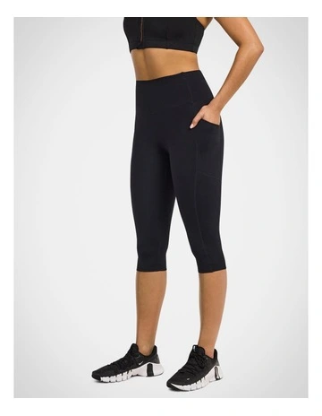 Elevate 3/4 Tights in Black