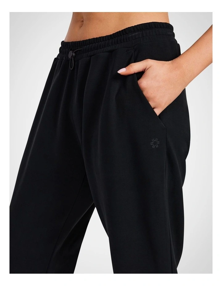 Travel Cropped Pants in Black image 4