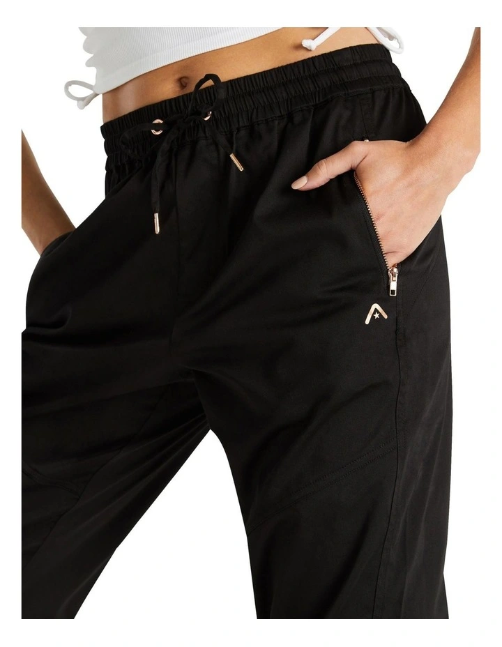 Woven 3/4 Jogger in Black image 6