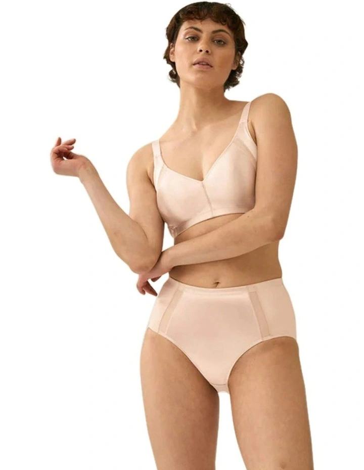 Curve Hugger Seamless Wirefree Minimiser Bra in Light Beige image 4