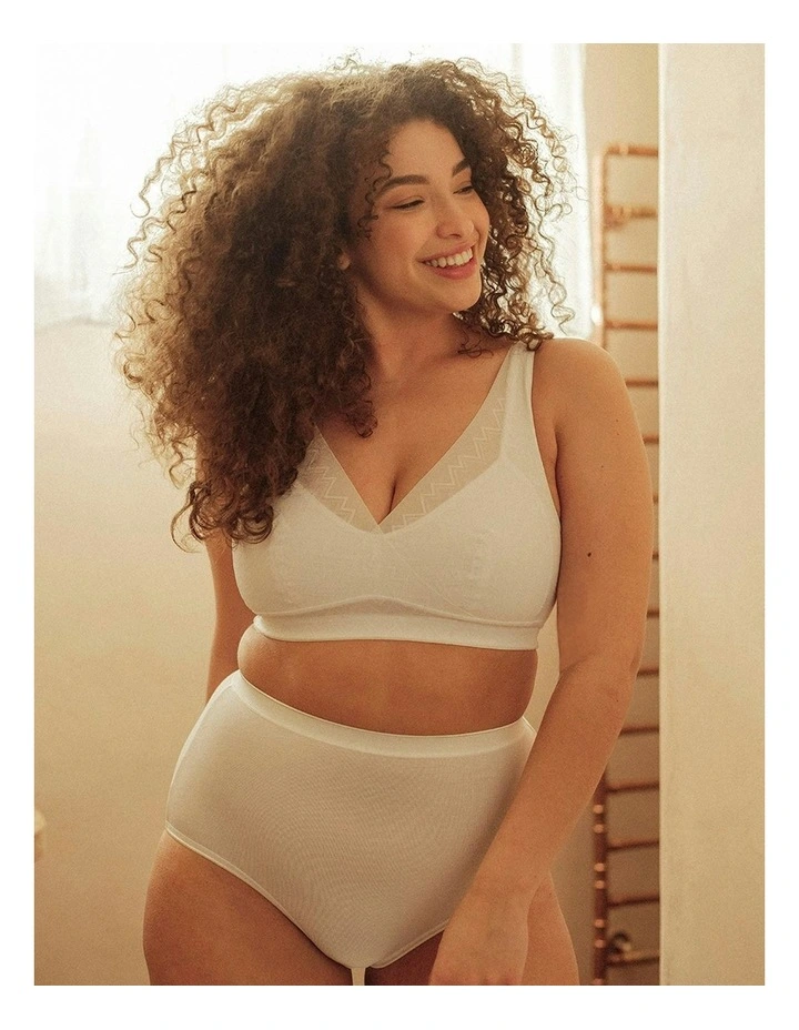 Rafaveuse Wirefree Sleep Bra With Organic Cotton in White image 3