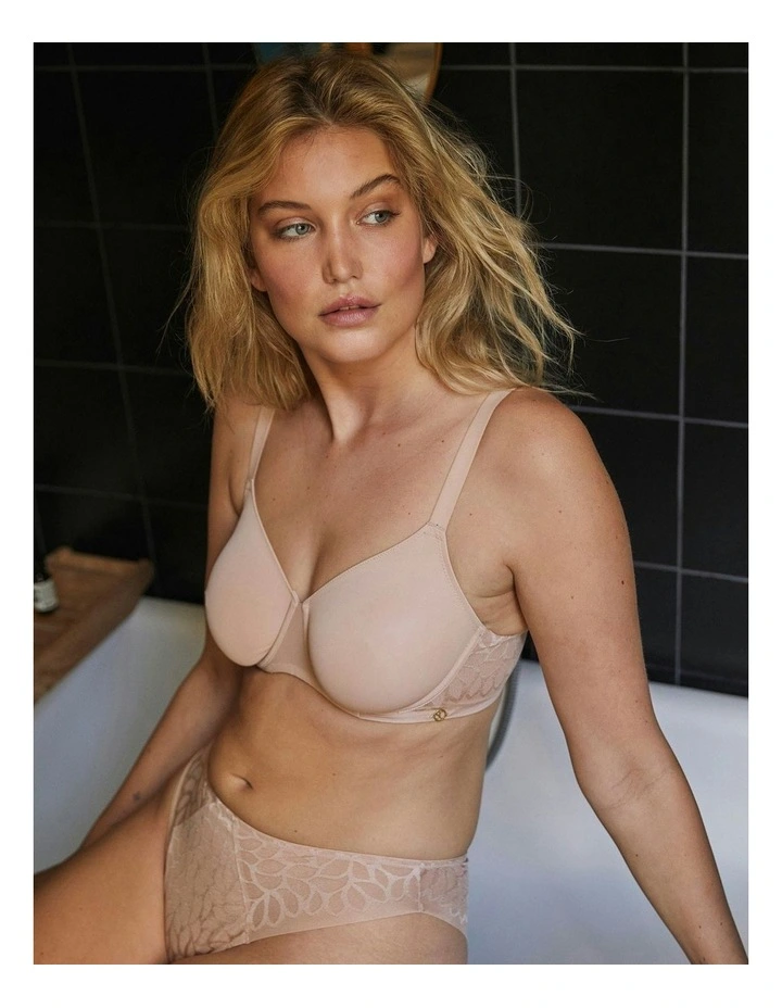 Perfect Curves Wired Minimiser Bra with Lace in Blush image 3